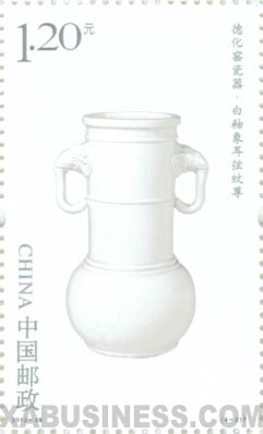 White Vase with Elephant-shaped Bandle String Pattern